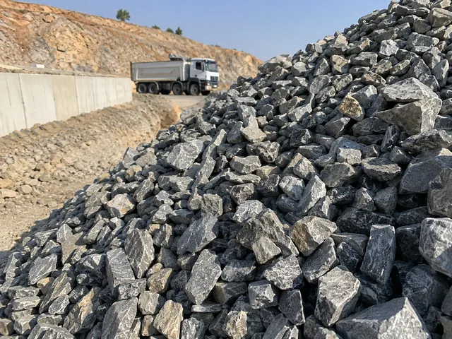 Menfez ve Altyapı Taşı görseli - Tahkimat Riprap Iri Tas gerçek ürün görseli